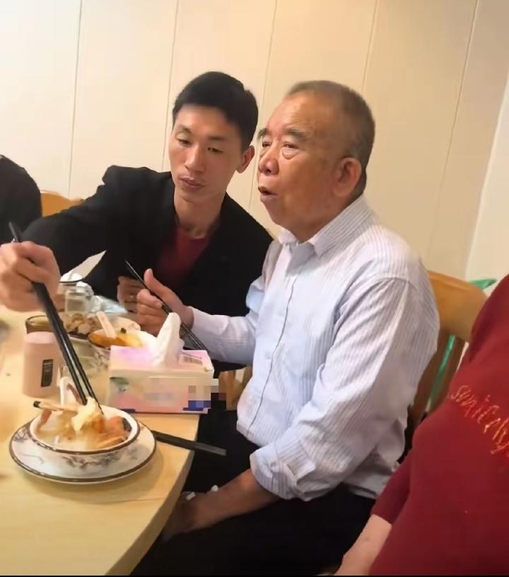 李鑫的养家姐姐开车送他回潮汕了，养父母特意设宴为他接风，一家人围坐吃饭的画面看着