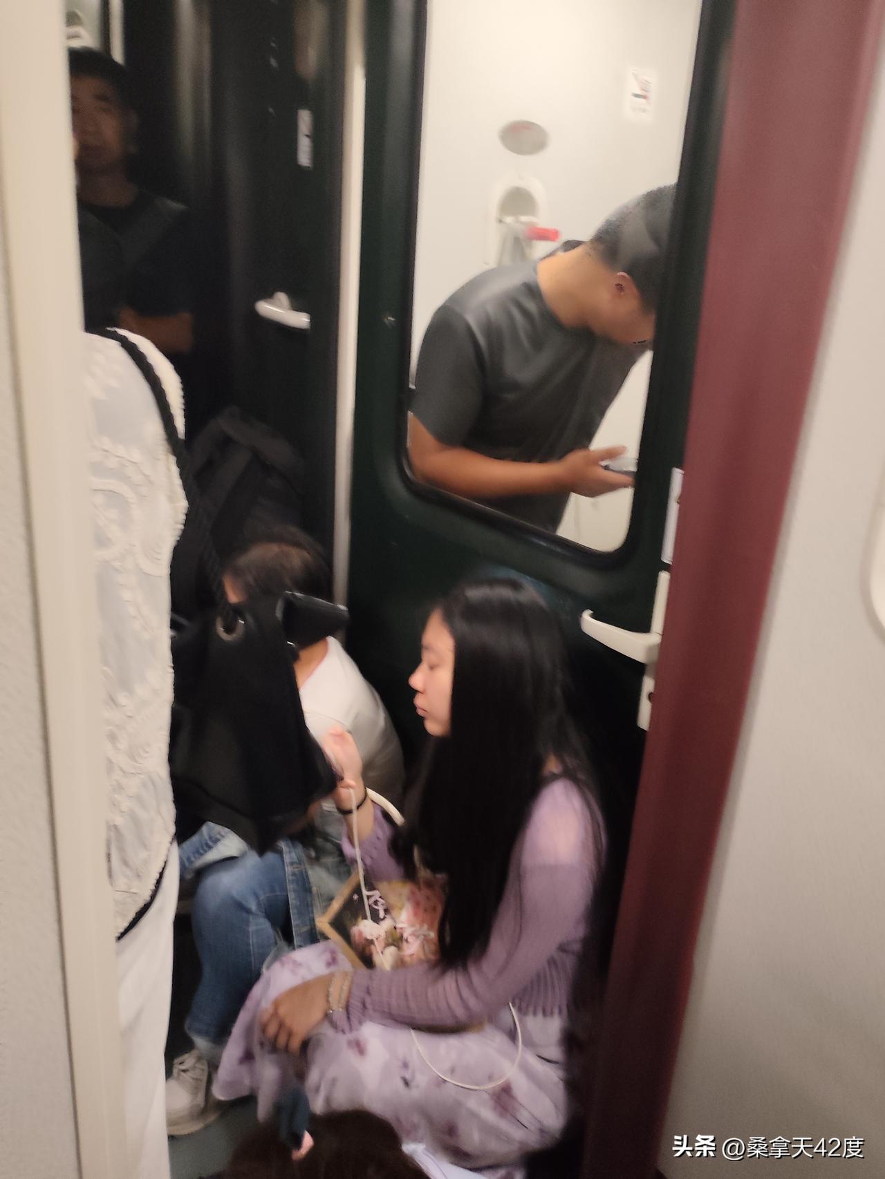 绿皮火车最能除去人的伪装
上周六日回老家回来的票没买到只能站票回家。
本来高铁越