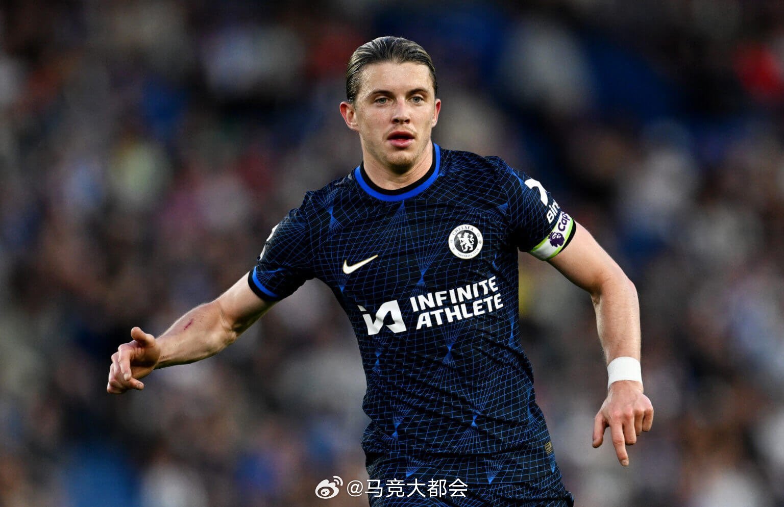 马竞对切尔西非常不满，马竞和切尔西因为加拉格尔和萨穆的交易变得关系相当紧张。（m