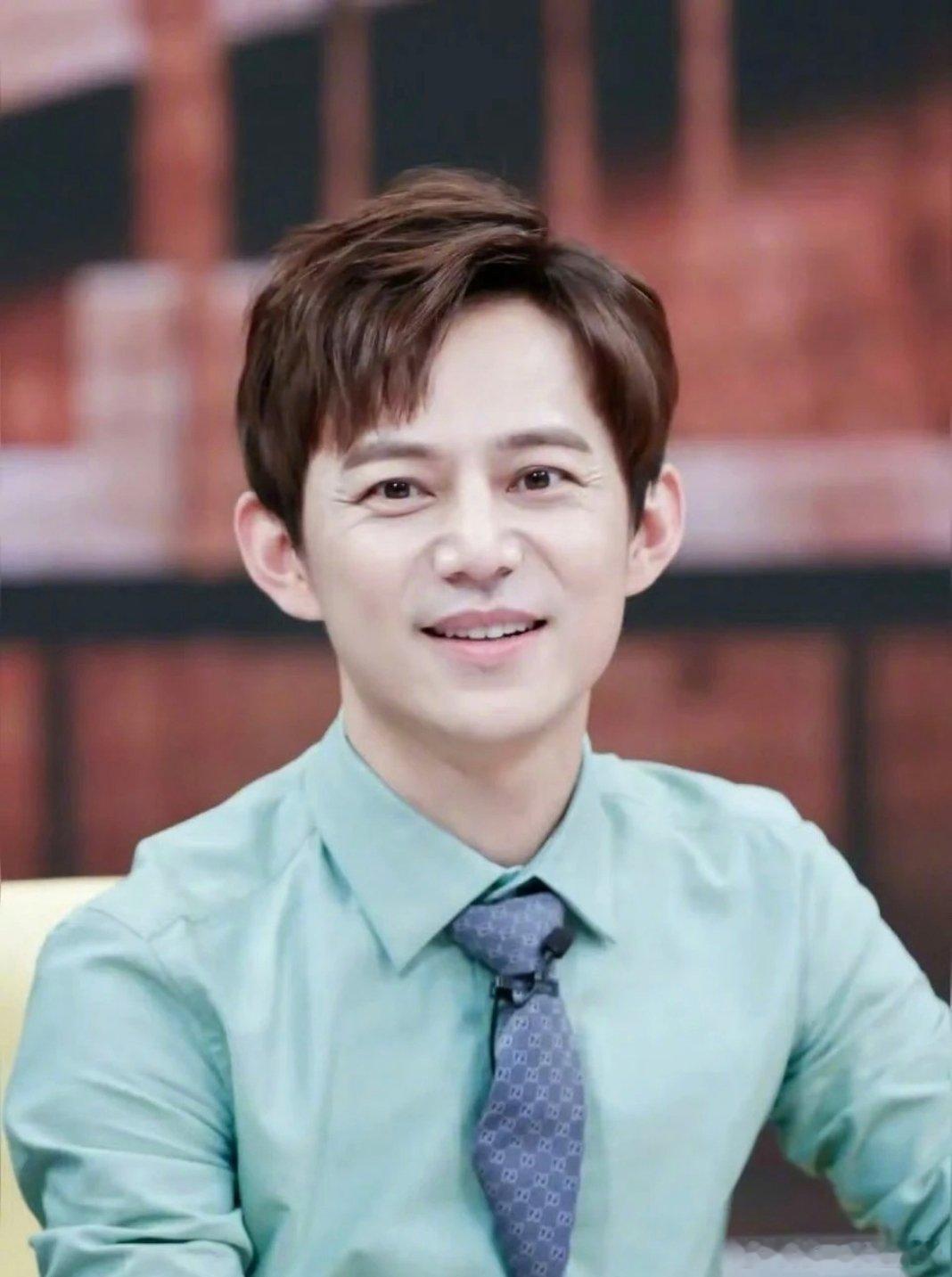 第一次见何炅主持结巴【第一次见何炅主持结巴】11月10日，微博热词“第一次见何炅