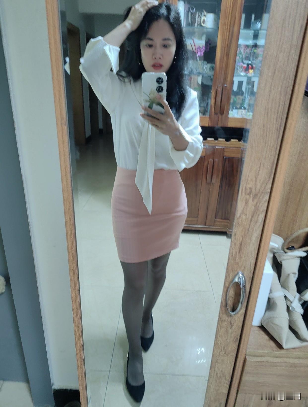 夏日如何穿出松弛透气感？优雅职场穿搭，黑白配尽显干练气质！👠💄