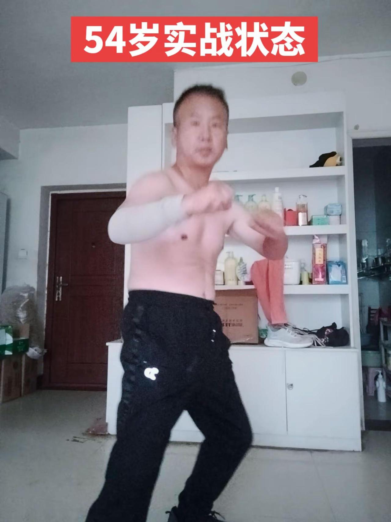 “54岁的身体状态，这一脚还能踢多高？大家给打个分！”自律