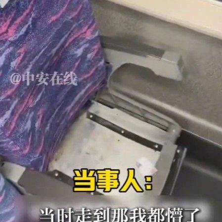 大妈还得是大妈，用化肥袋打包高铁坐垫，这是什么神操作？高铁车厢里，一位年轻乘客捏
