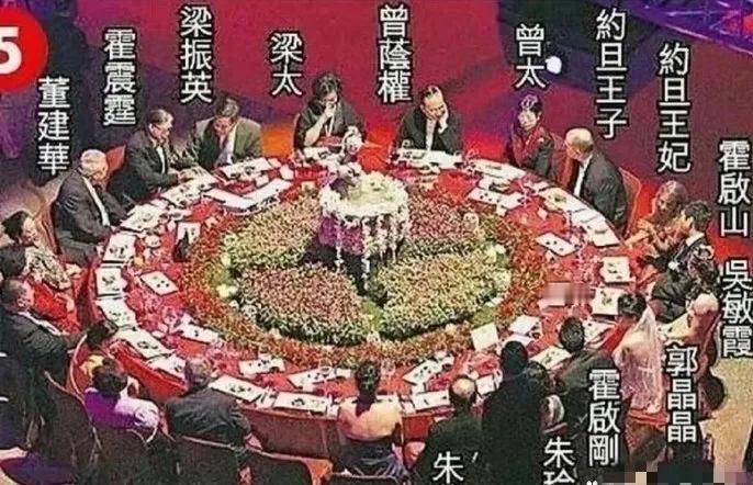 这是郭晶晶霍启刚大婚的时候的照片。
桌上坐着的这一圈儿人，都是香港的头面人物。那