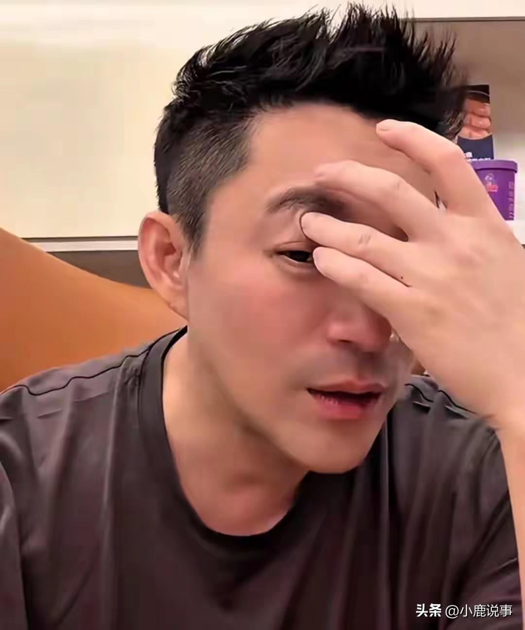 有些路走不通，就别再硬撑了。
看汪小菲这几年来回折腾，
真的太让人心疼。
整个人