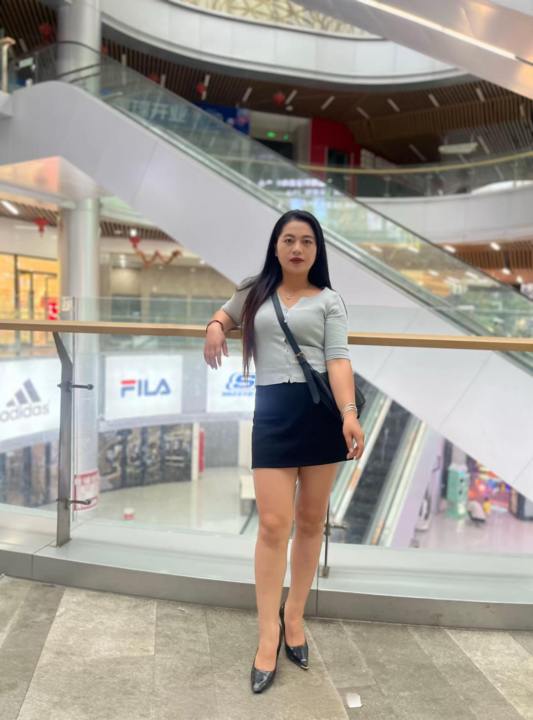 职场精英女人怎样穿搭，更显气质 职业装连衣裙如何选 为什么黑色高跟可以经久不衰?