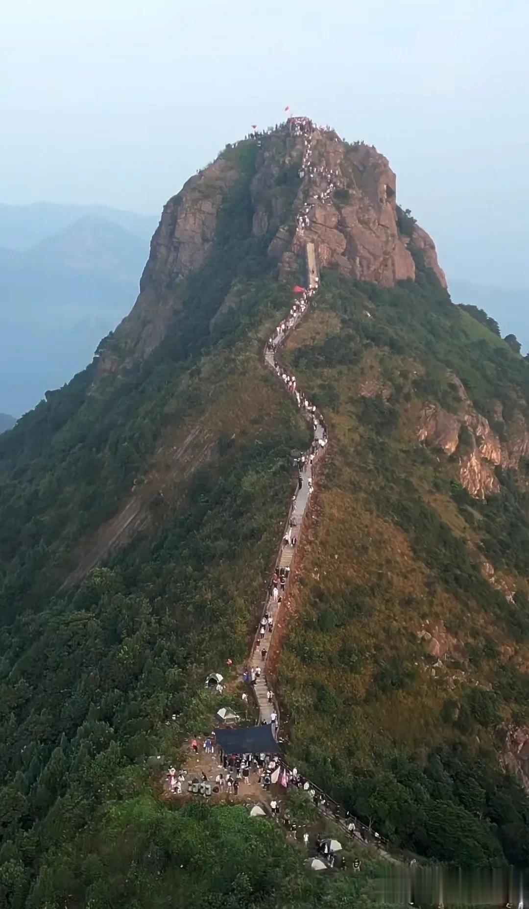 国庆假期，挑战东莞第一高峰银瓶山，上山下山一共用了5个小时，脚非常的酸，下山时双