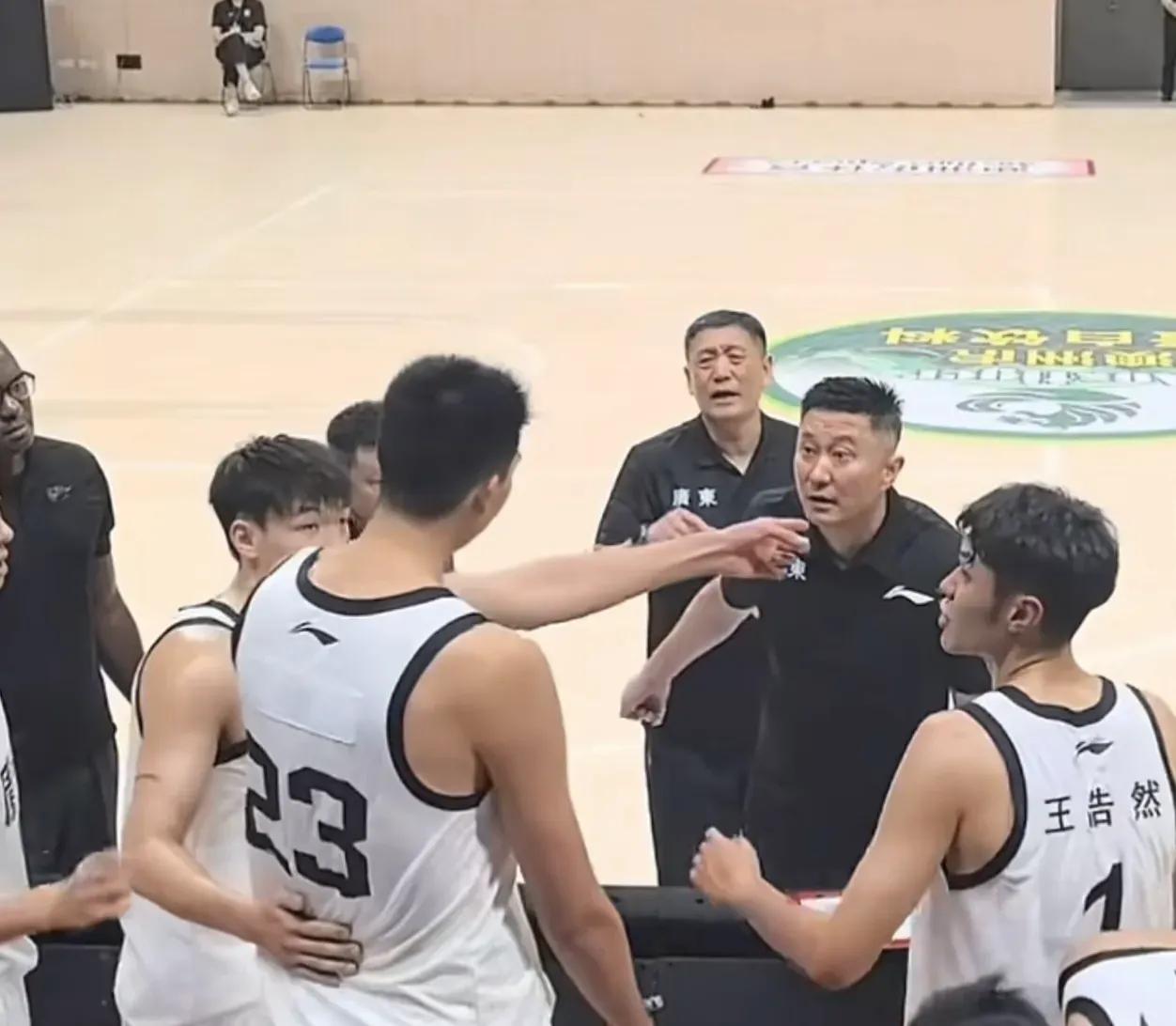 我坚信开创职业篮球先河的宏远不会受制于一个正处，就看陈老板决心了。