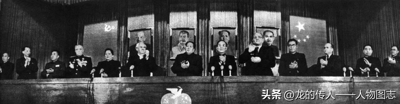 1952年11月6日毛主席在北京各界庆祝十月社会主义革命35周年大会全席台上(左