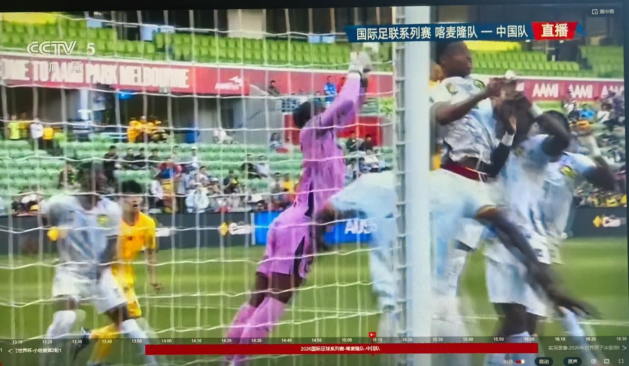 下半场，中国队变阵！立杆见影！踢四后卫了！
林良铭半单刀打偏！韦世豪直接任意球被