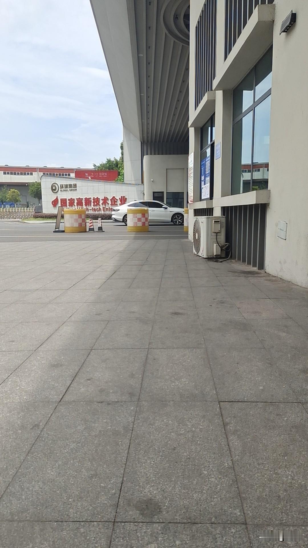 今天无聊，陪一朋友去环球集面试，说真的，里面环境是真不错，要不是自己年纪大了，我
