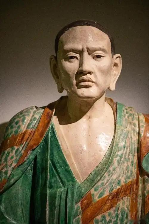 2012年，法国吉美博物馆，一个中国小女孩突然哭了出来。她缩在妈妈怀里，手指向前