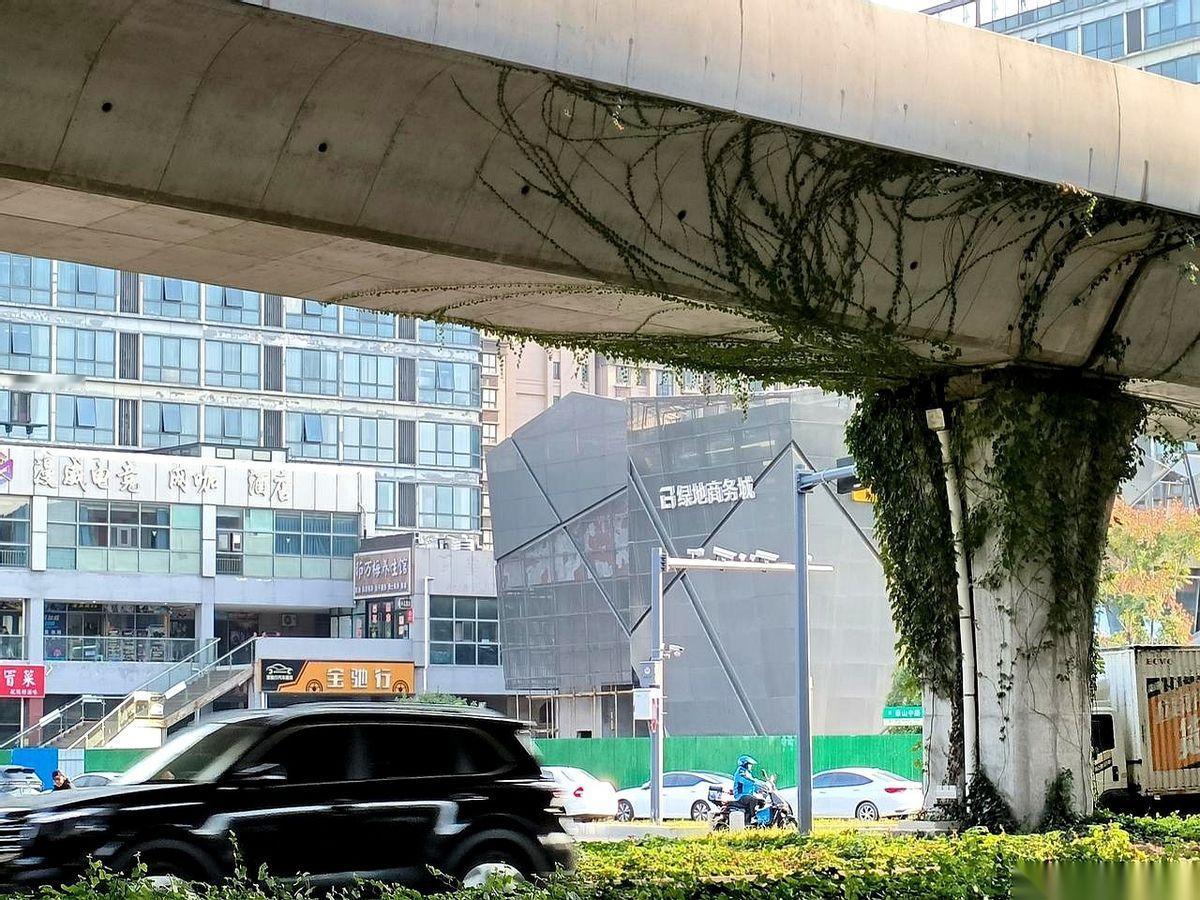 好家伙，我直接一个好家伙。
15年。
整整15年啊，盐城绿地那个商业，终于又动了