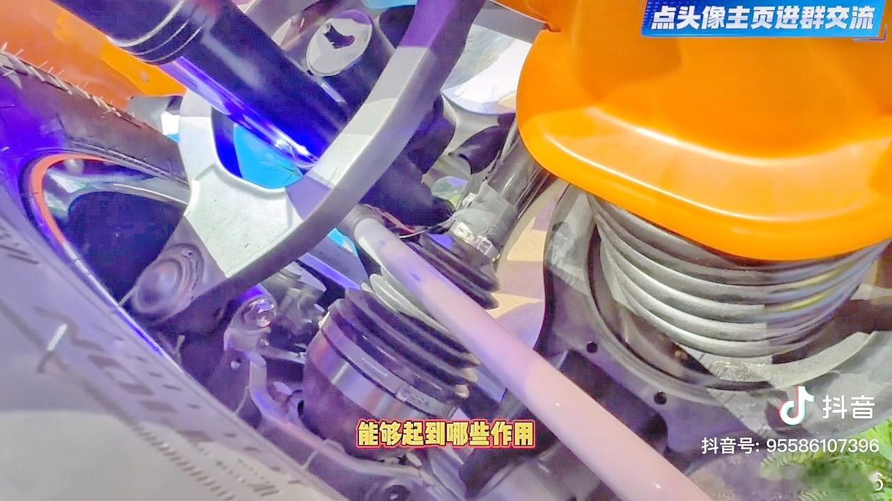 银河战舰700。。。双叉臂，弹簧装toe臂，避震从上A臂中间穿过。这些雀食很豹豹