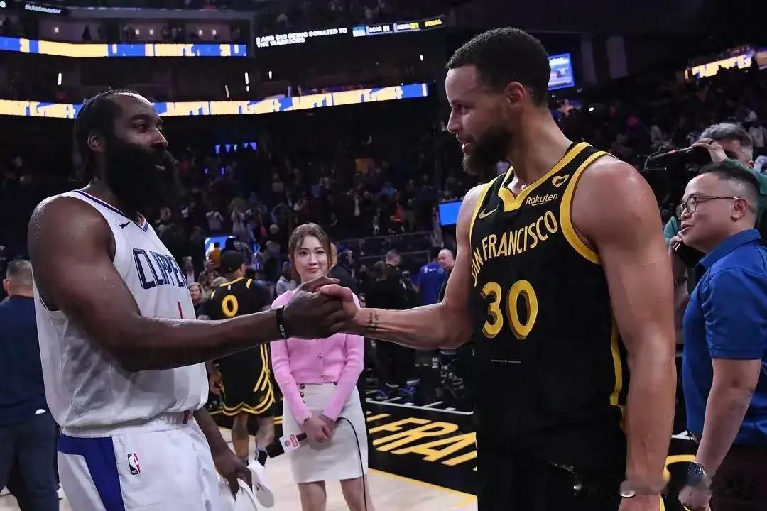 NBA西部排名榜大爆冷：雷霆战绩追平湖人坐二望一

1. 这 NBA 常规赛西部