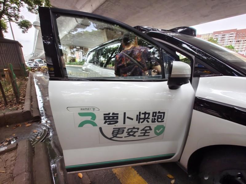三亚有萝卜快跑投入使用啦，这事儿真不错！近日，萝卜运力（海南）科技有限公司成立，