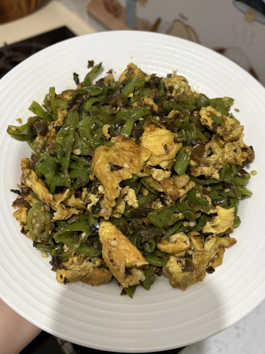 青椒芽菜炒鸡蛋，这盘菜两碗白米饭打底