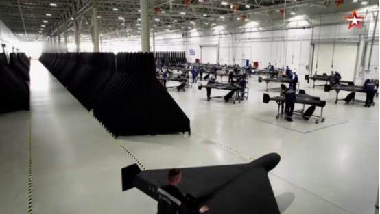 12000名朝鲜工人在俄罗斯军工厂，组装天竺葵无人机。这对于朝鲜人来说，是要争抢