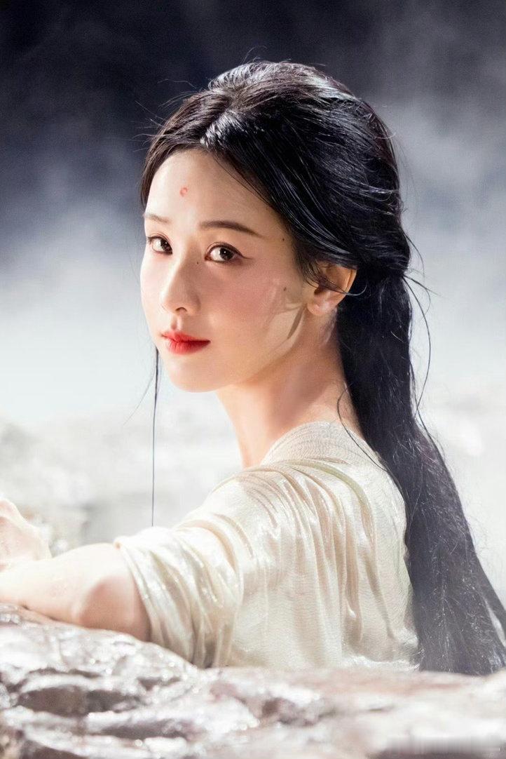 陈都灵怎么哭得乱七八糟的 上一秒还是萌物，下一秒就变成了女神。戏里戏外反差这么大