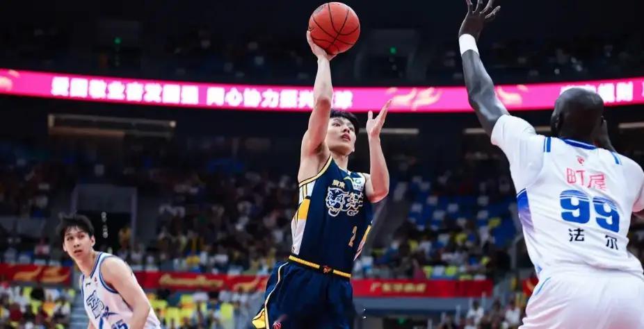 徐杰今晚挑起大梁，20投10中轰下本赛季个人单场新高的27分，另有5篮板和4助攻