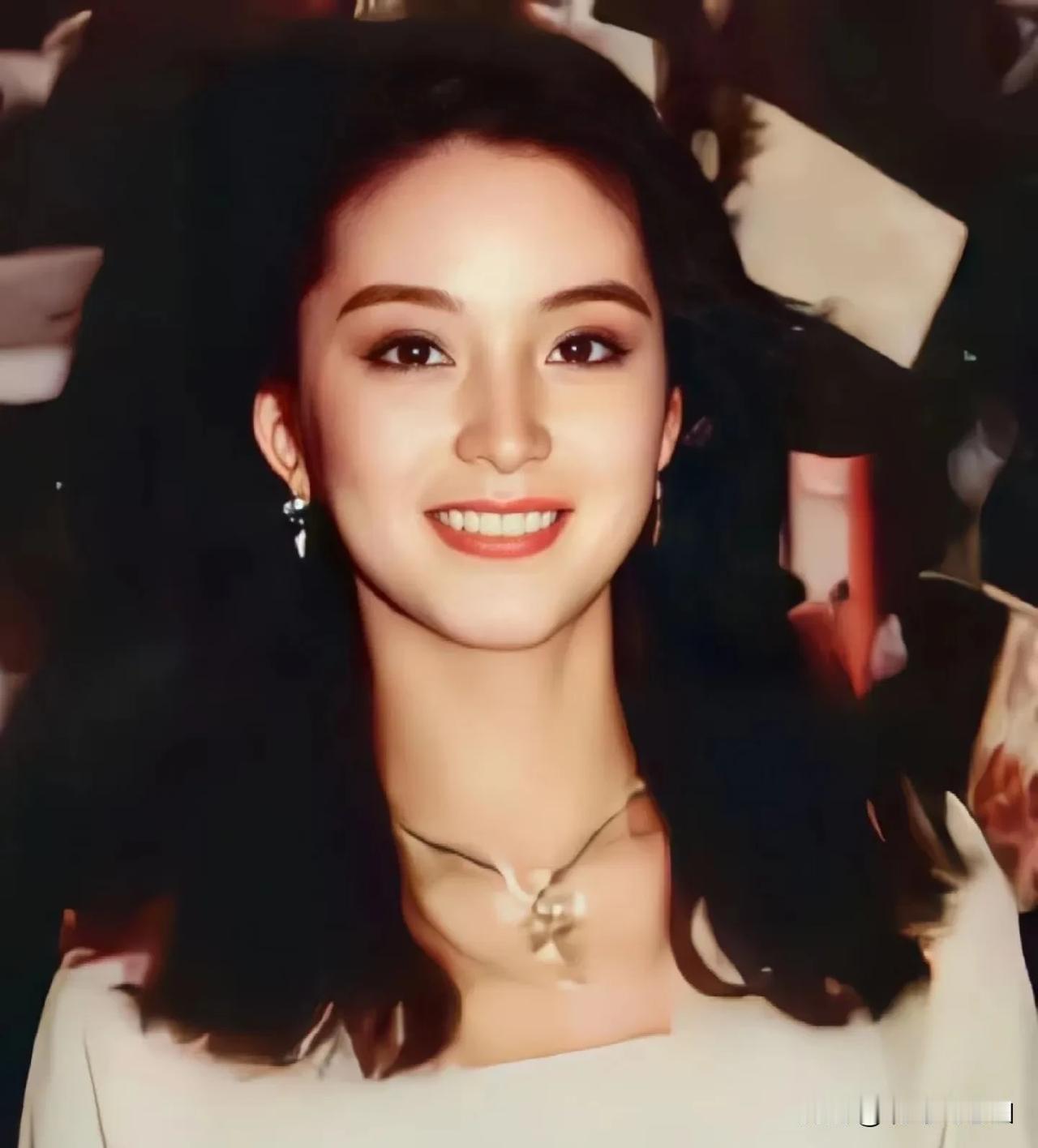 三庭五眼，四高三低，黄金比例，高颅顶，头包脸，这些很多女孩子都求之不得的优点，而