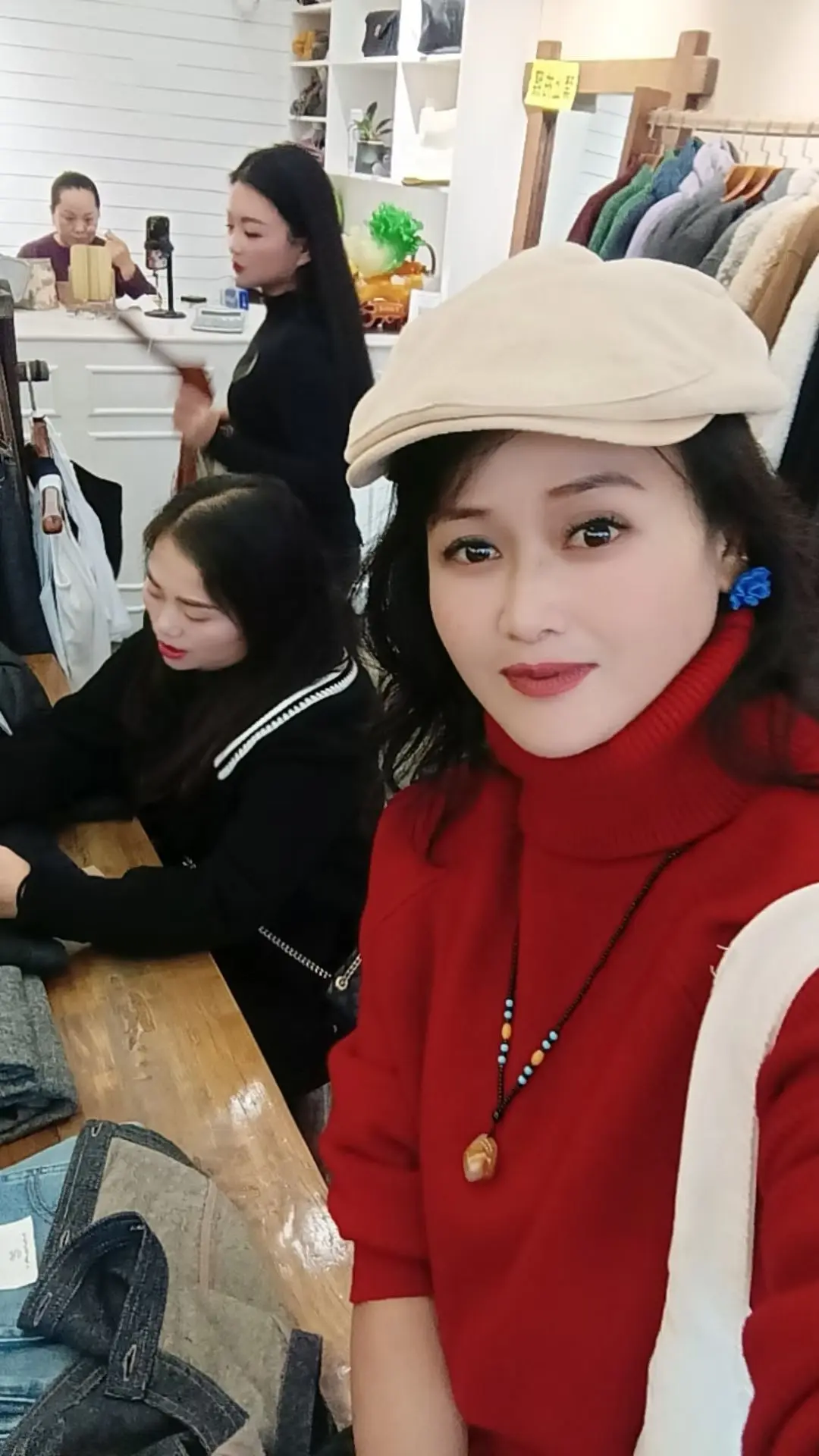 我就是一个农村的女人，住在城里和姊妹她们逛街买衣服，就把自己打扮漂亮一...