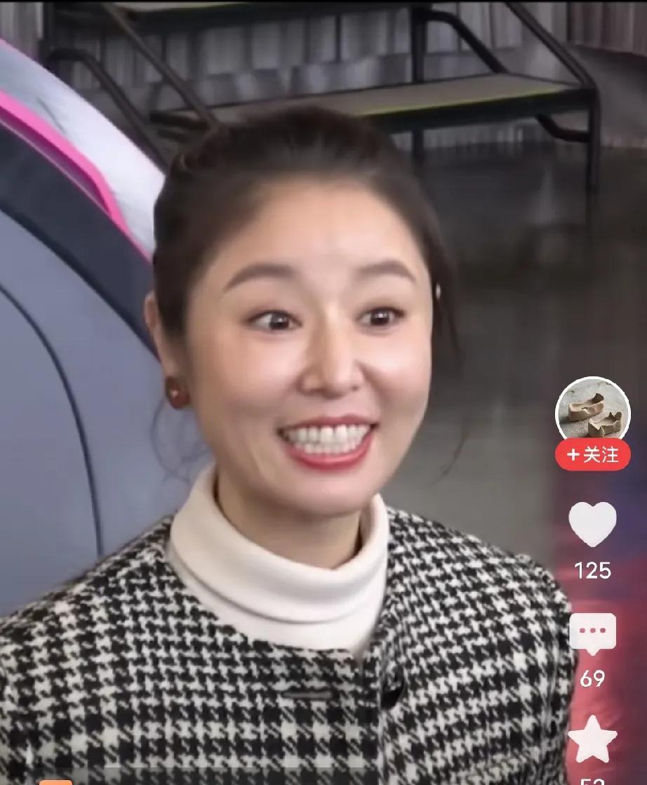 邻家女孩林心如，现在也老了，毕竟也五十多岁了。
当年清澈的眼睛，甜美的笑容，已经