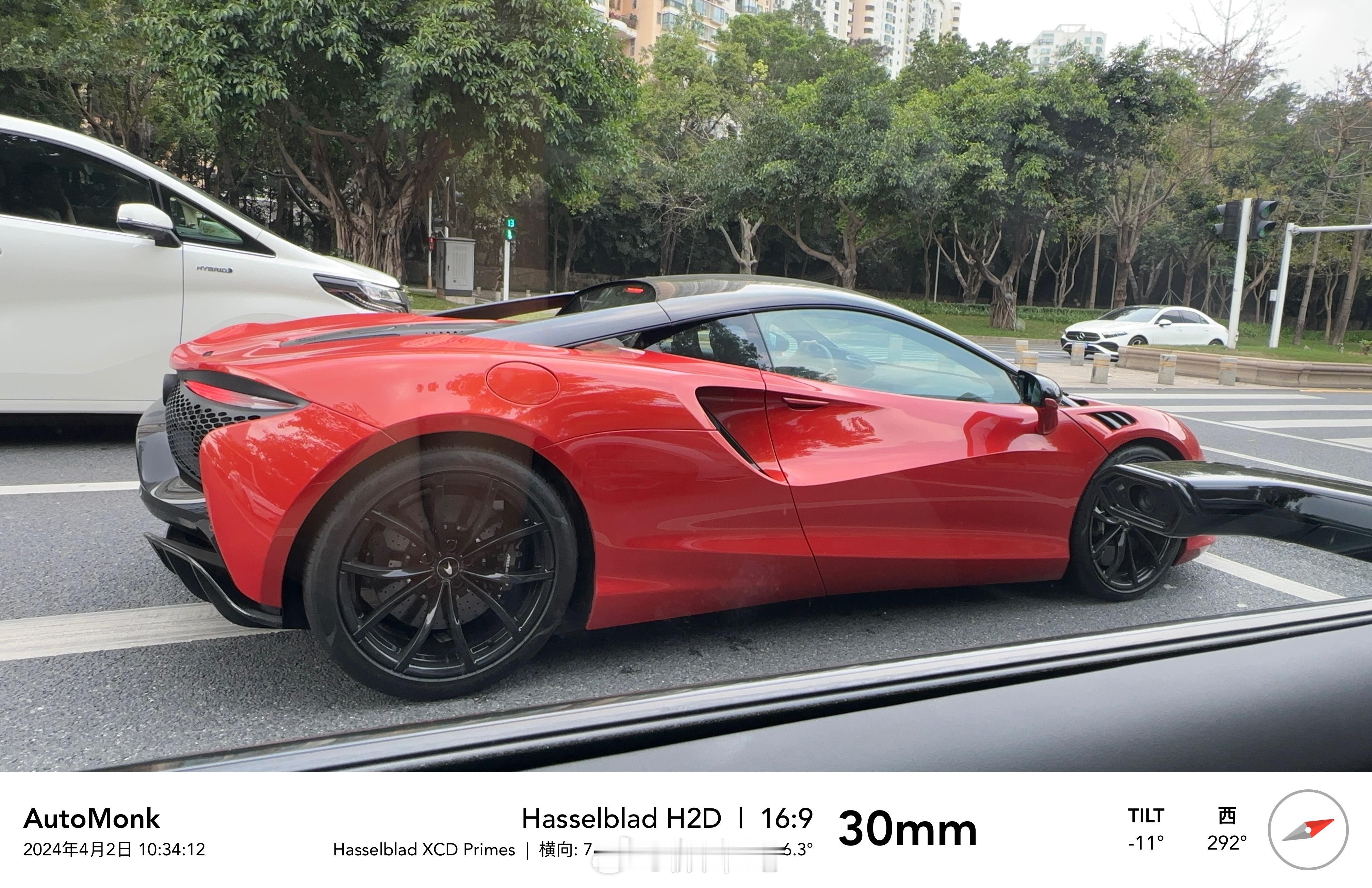 #不期而遇的热血瞬间#我和这台帅气的Artura，同时停下来等红绿灯，相互望了彼