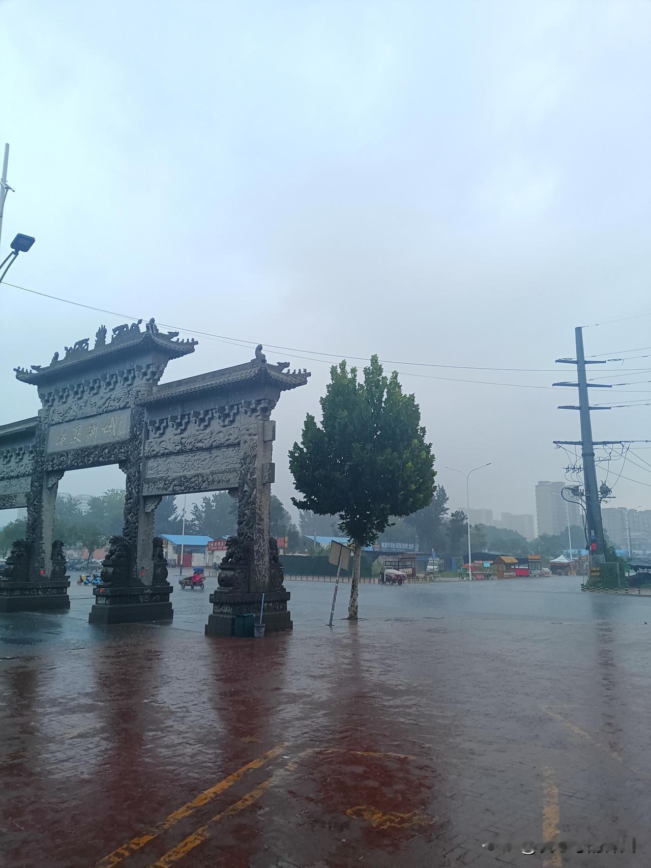 今早猝不及防地下了一场雨，淋了不少人。
这场雨没有闪电，没有打雷，就这么悄无声息