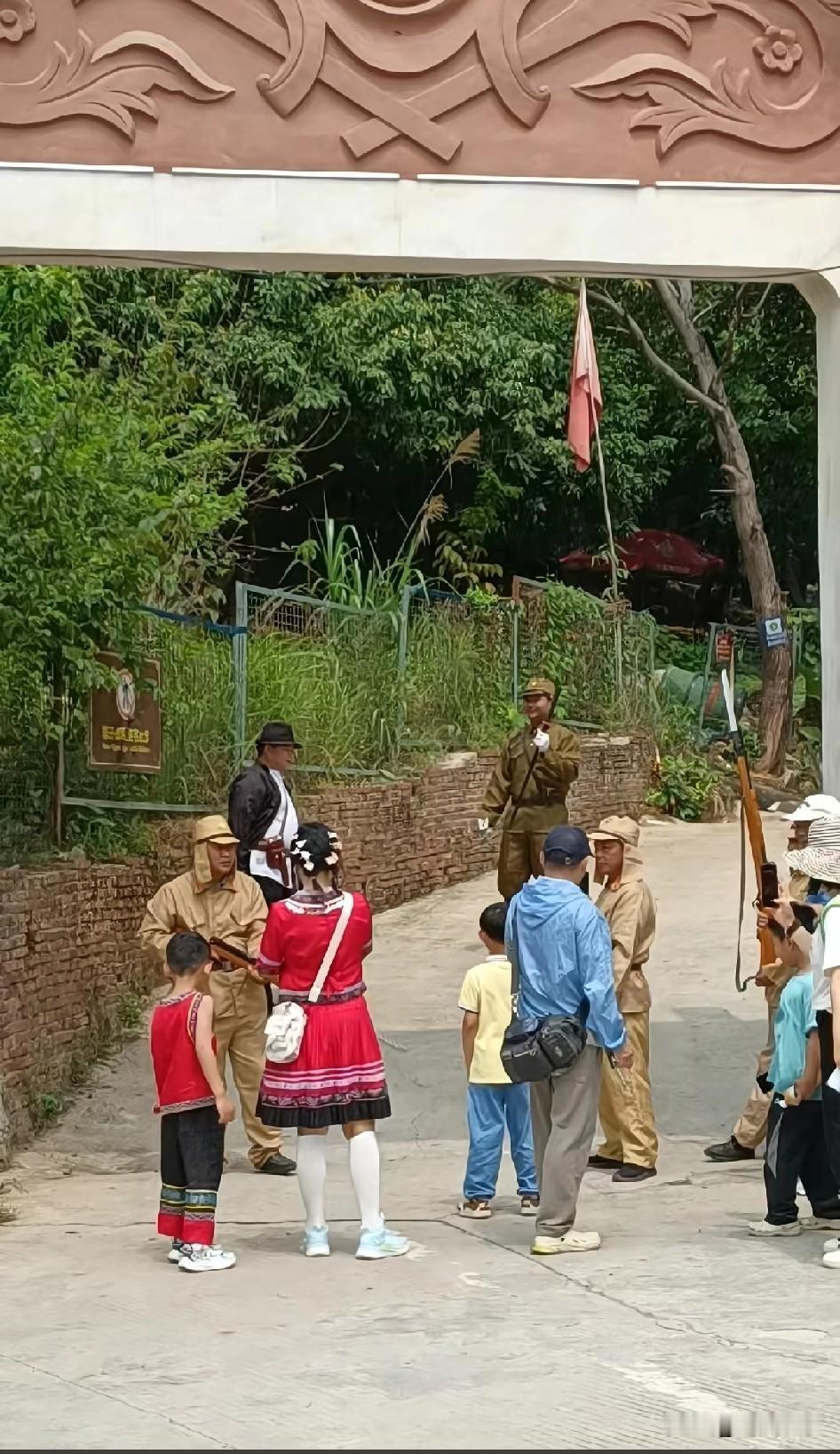 景区搞这种低俗内容，演什么不好，要演鬼子角色扮演，咋想的？
狼来了的故事听说吗？