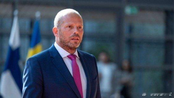 比利时防长 说了一句硬气滴话.美国滴防长 还真不敢说这句话......凤凰新闻【