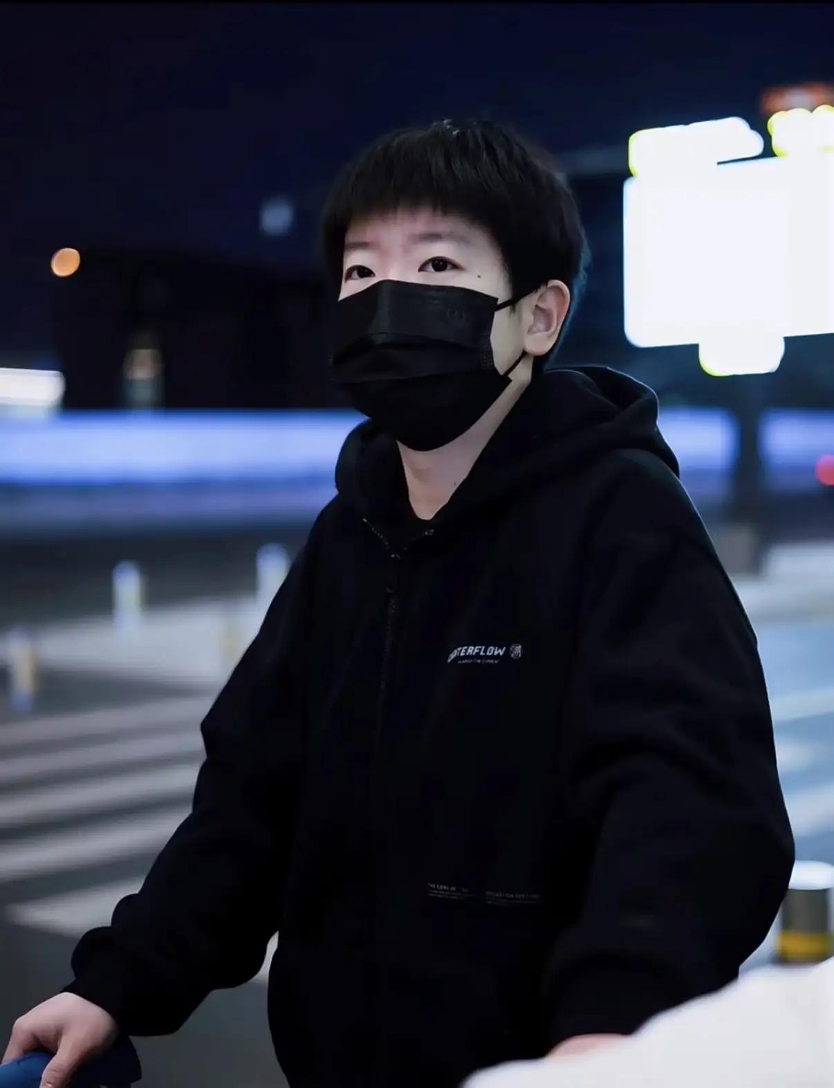 莎莎已平安落地蒙彼利埃，伤刚治愈又要“上班了”
莎莎现在的穿搭越来越精致了，各种