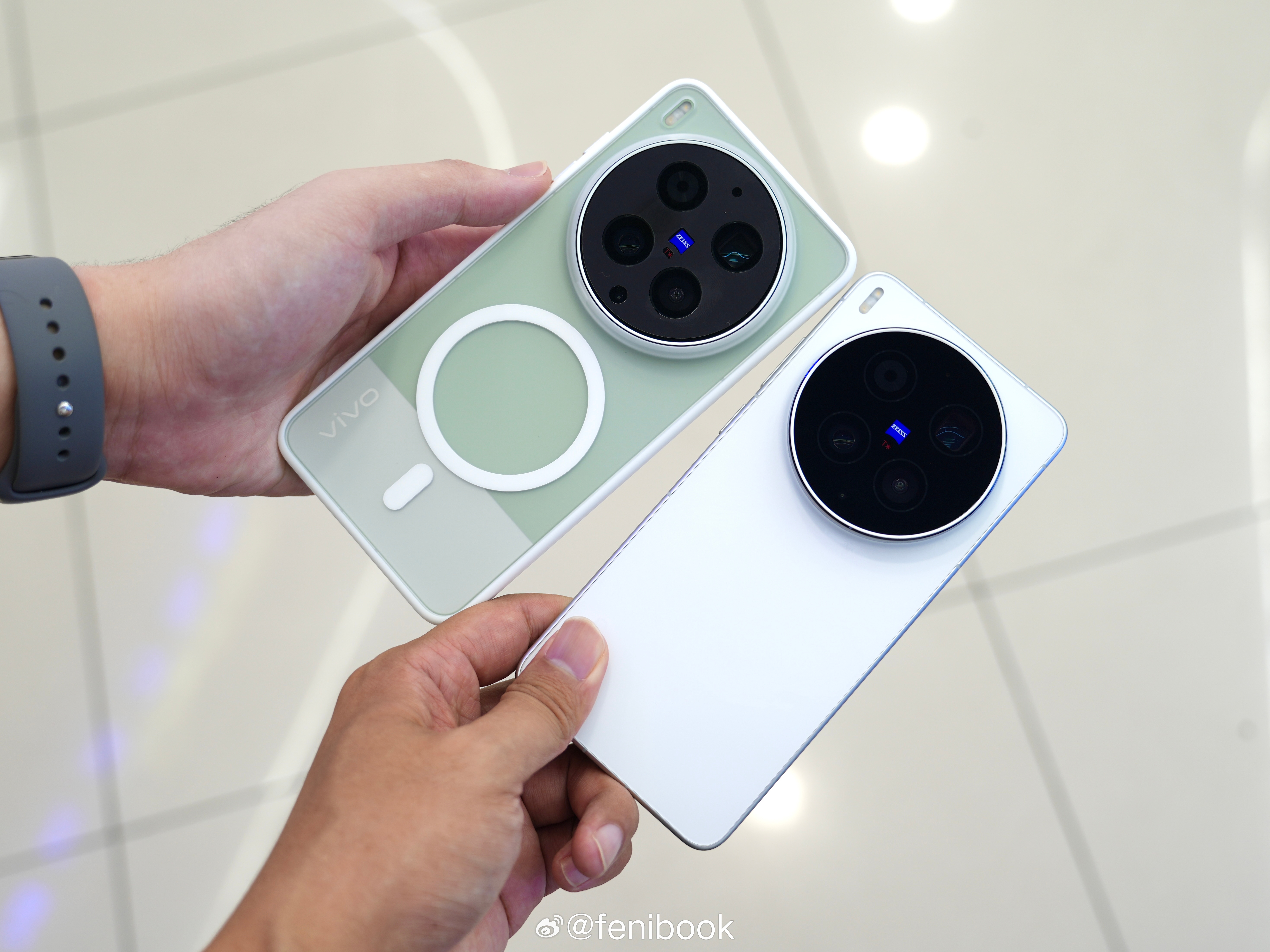台湾的朋友特地到大陆来买vivo X300 Ultra，因为国行比较便宜，而我想