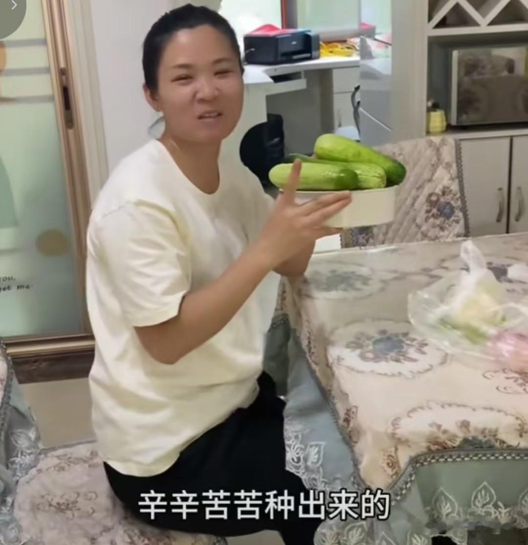 果果放暑假了
        有人在评论区说果果放暑假了，去江苏小姑家住段时间。