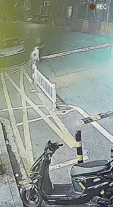 希望这起事故能给那些喜欢飙车的青少年起到警示作用。

经常在路上遇到一些青少年骑