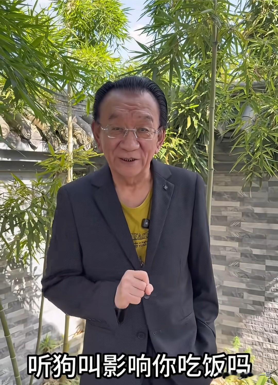 咋回事？侯二突然暴瘦，啥节奏？
他发视频要人们记住他的二句话:
听狗叫影响吃饭吗