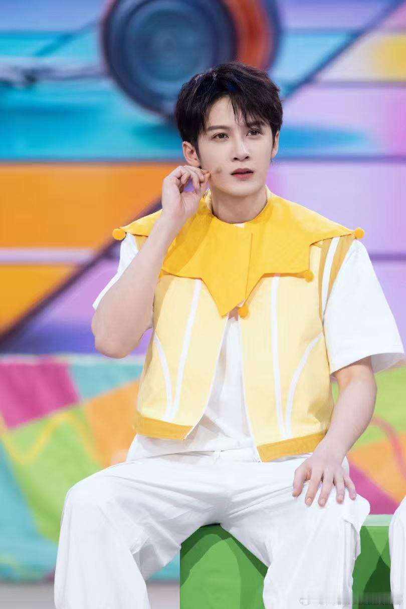 张俪直球吐槽地枭像蚂蚱，杨迪当场模仿吐舌名场面，这波欢乐值直接爆表！ 