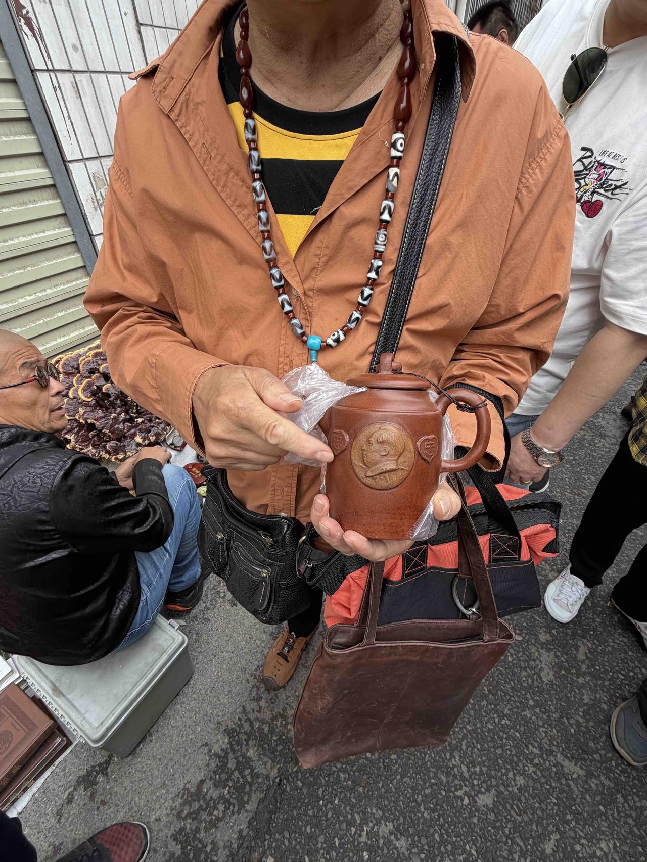 今天上午9点多，我逛西安档子，走到西仓南巷时，看到一位淘到宝的老者，在向熟人炫耀