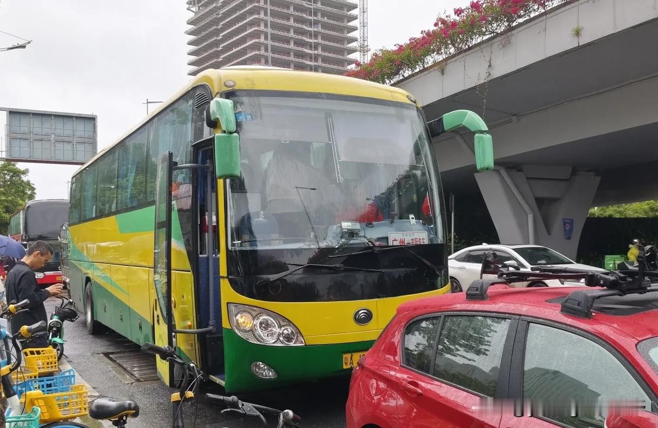 好久没见到这款广州第三巴士涂装的大眼睛宇通客车。还以为这些老客车早已经报废了。以