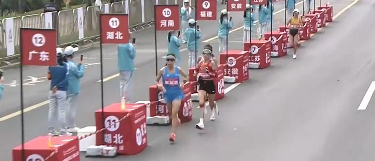 全运会马拉松女子这里竞争非常激烈，最后时刻张德顺面临巨大挑战，路颖最后时刻开始领