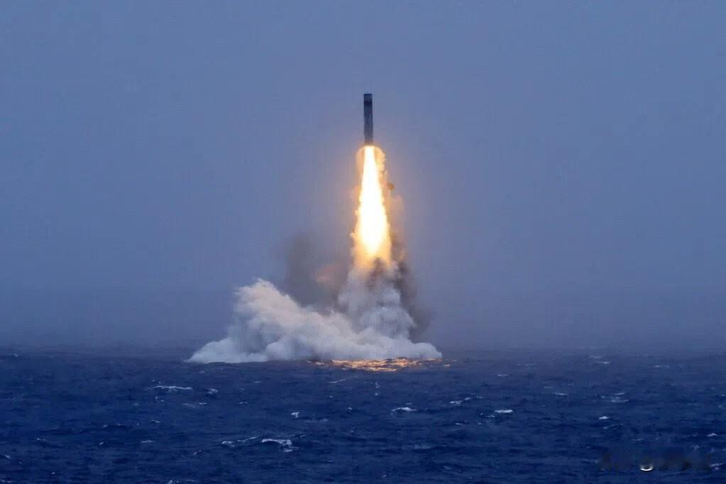 联合早报今天报道：“美国星期三（7月8日）指中国在试射潜射战略导弹前几个小时才通