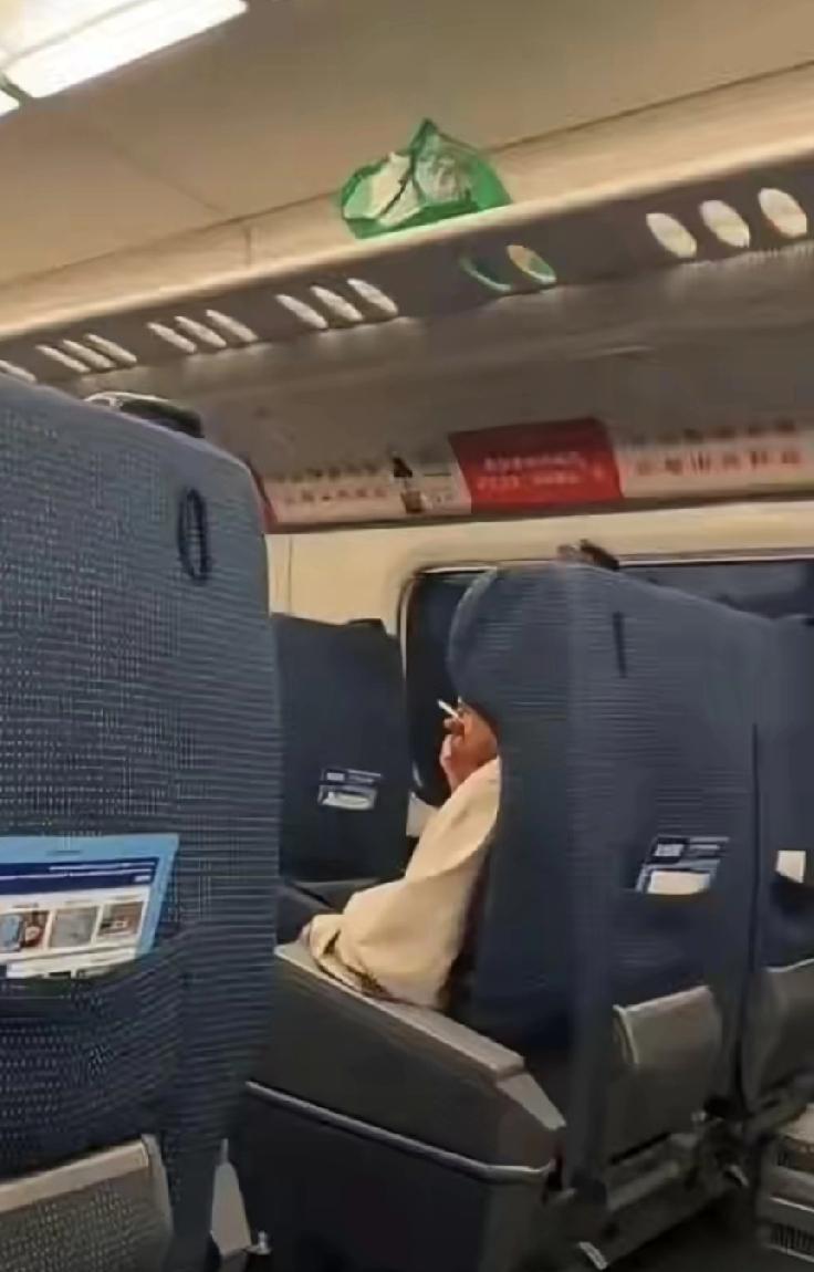 高铁上抽烟？这可真不是小事儿！

也真是服了！最近有个大哥在高铁上悠然自得地抽起