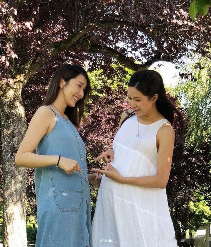 李亚男和钟嘉欣真是一对好闺蜜，连怀孕都是一起怀的，彼此见证小宝宝的成长，还可以一