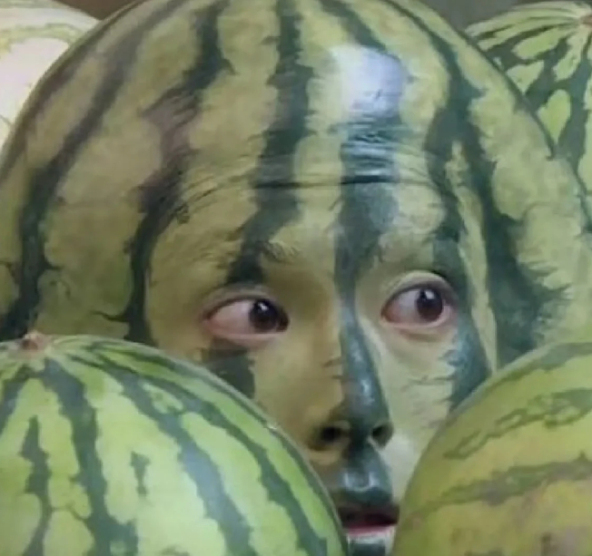 千万不要买路边切好的半个西瓜真心劝大家别贪便宜买路边切好的西瓜！独居吃不完整瓜的