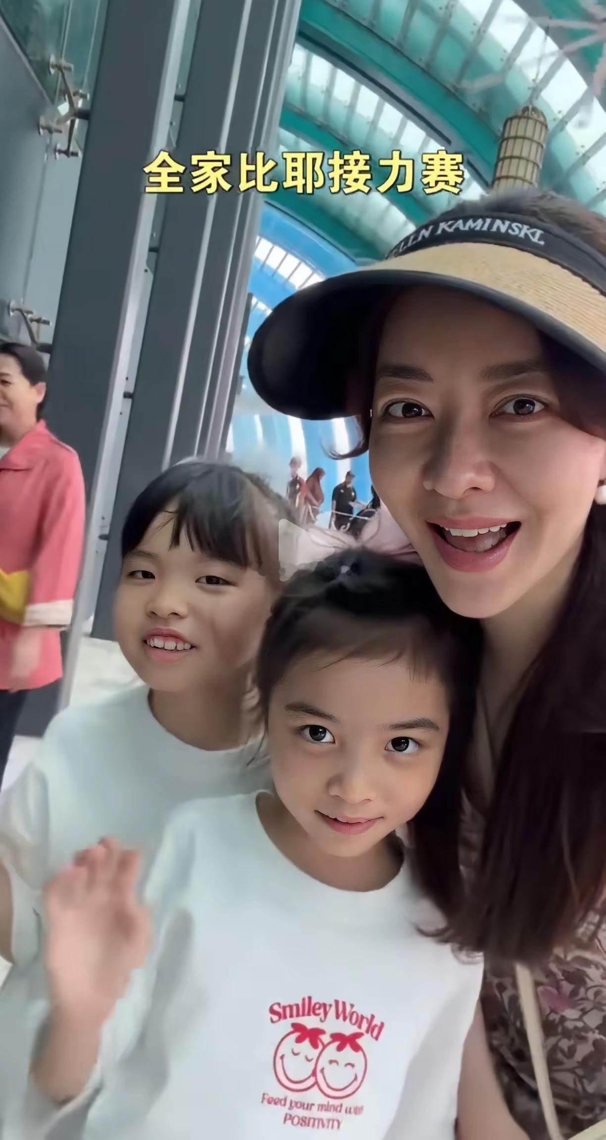 熊黛林的双胞胎女儿，其中一个长得漂亮，另一个长得很普通。 