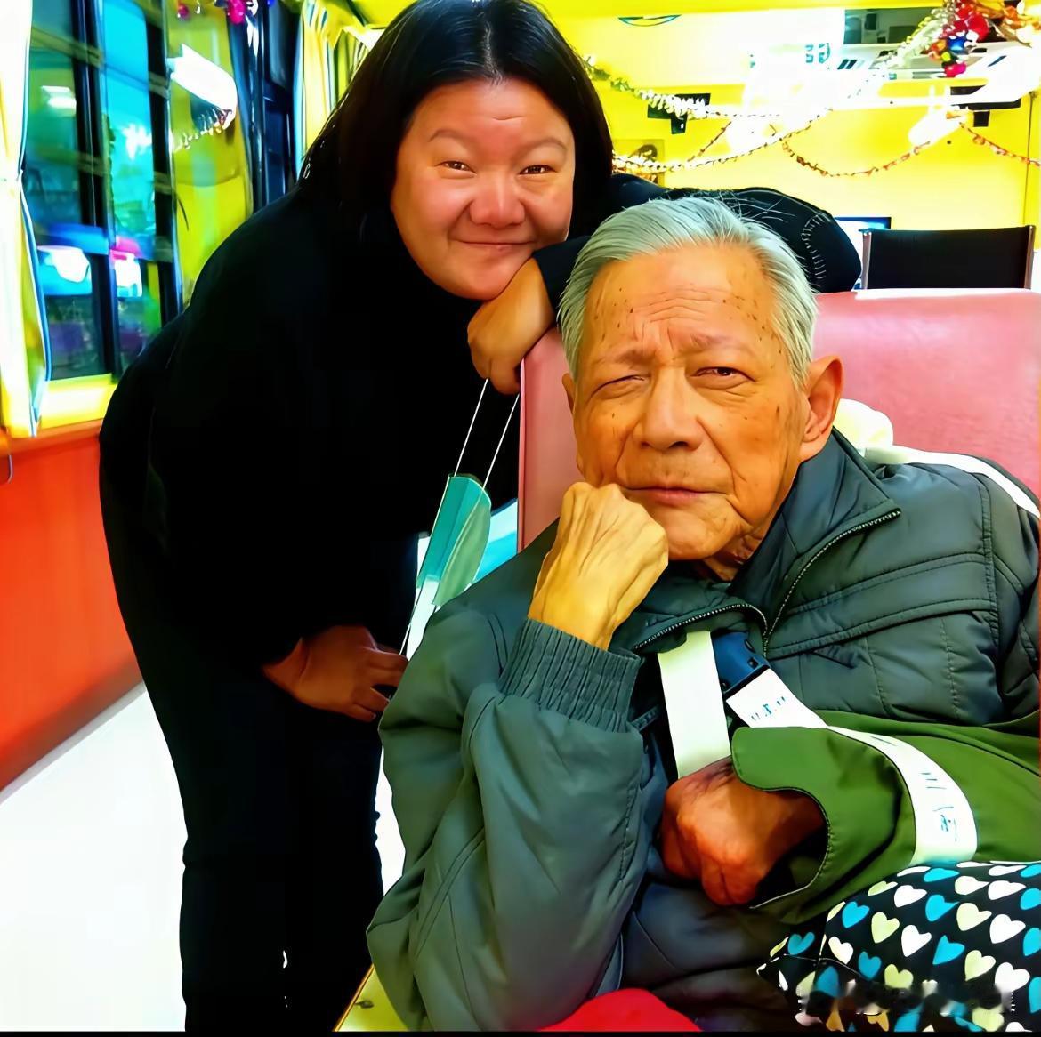 王铎：洪君彦与洪晃一起出怪样

这是洪君彦逝世前两年，与洪晃一起在香港的留影。