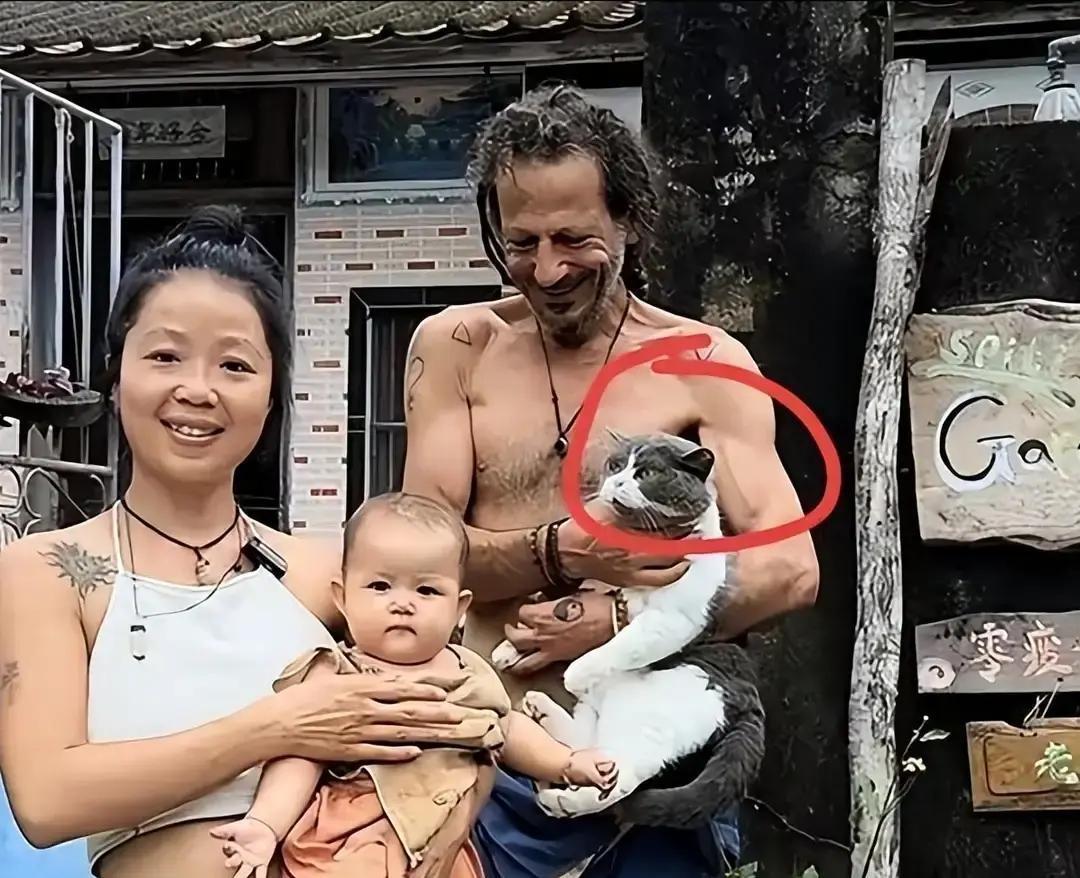 林娜两口子把家安在海南文昌的椰子林里。
娃三岁就赤脚追螃蟹。
去年他们靠接待沙发