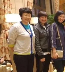 这张合照，我一眼就认出了黄金一代队长、雅典奥运会MVP冯坤。她以泰国女排领队兼教