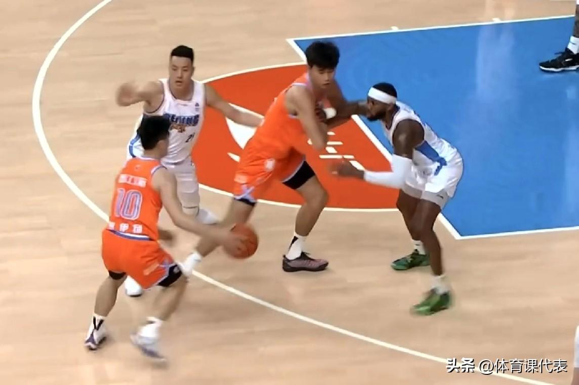 皮特森半场22分，北京男篮领先福建10分进入下半场！北京时间2026年3月19日