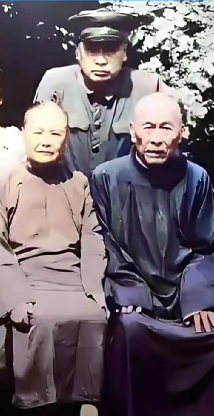 这是陈毅元帅和父母的合影照。
       元帅与母亲极为相似，母亲慈祥贤惠，精
